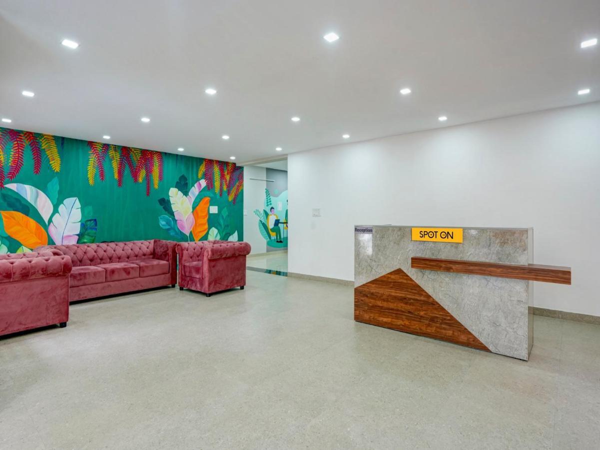 Spot On Helloworld Castle Prague Bangalore Esterno foto