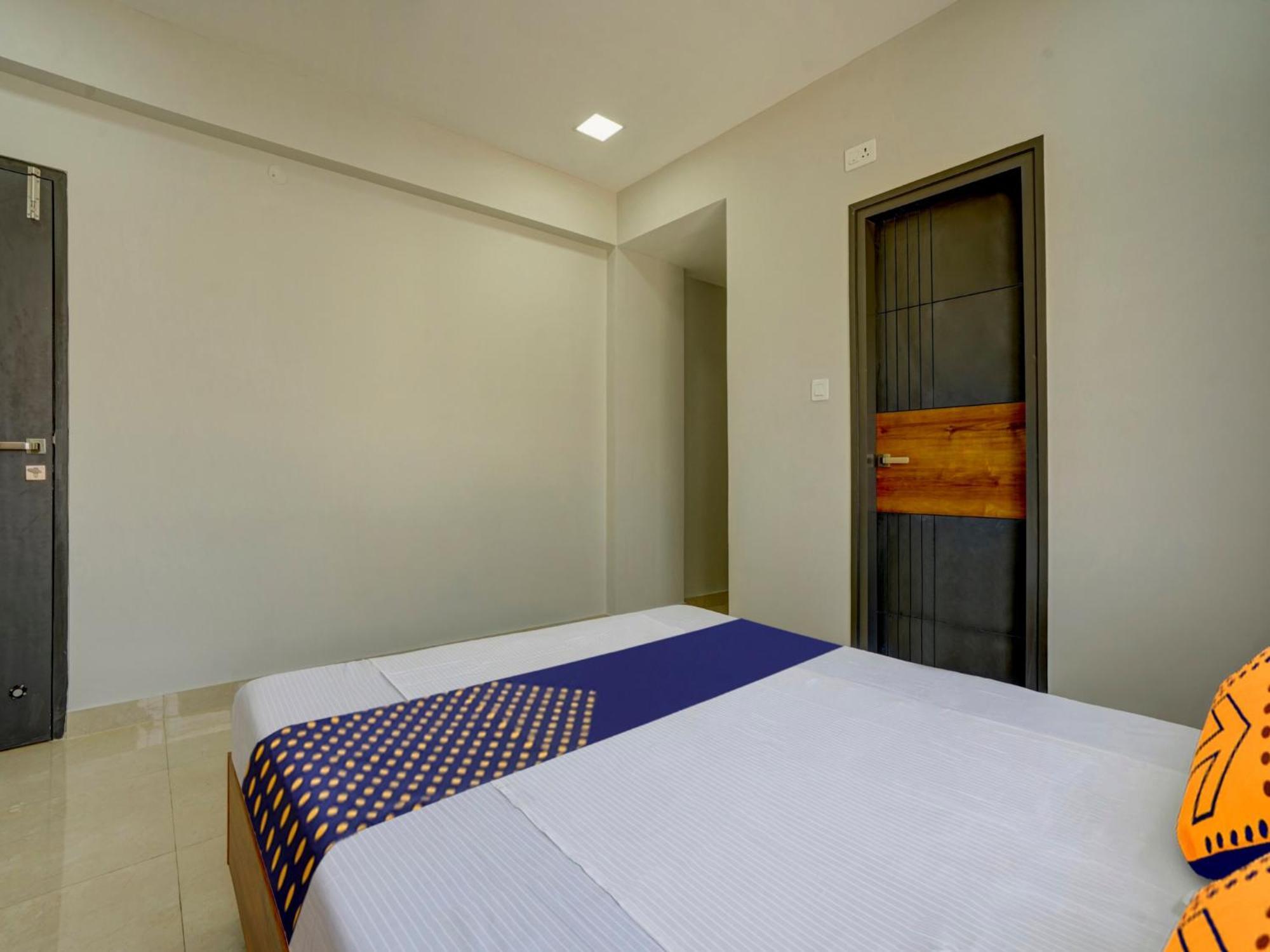 Spot On Helloworld Castle Prague Bangalore Esterno foto