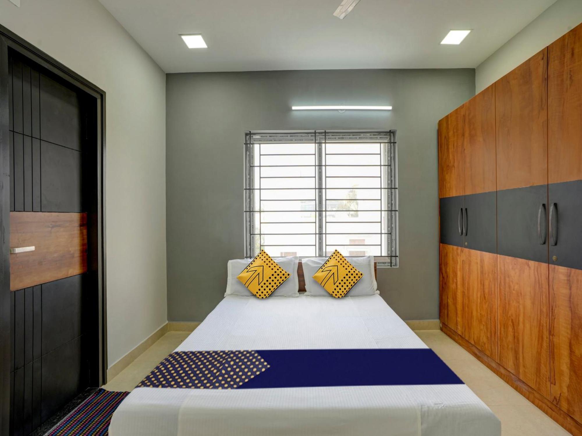 Spot On Helloworld Castle Prague Bangalore Esterno foto